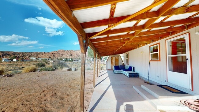 Building Photo - Unfurnished 2 bedroom home with large yard