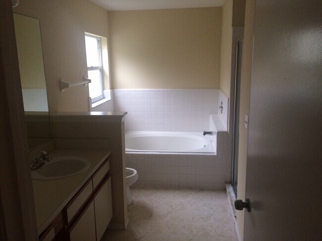 Building Photo - Spacious 4 Bed Pool Home!!!