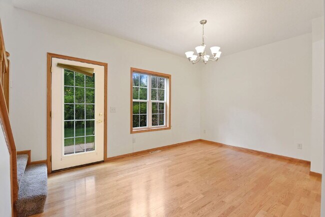 Building Photo - Charming 2-Bed Townhouse in Wayzata with Hardwood Elegance & Cozy Fireplace!