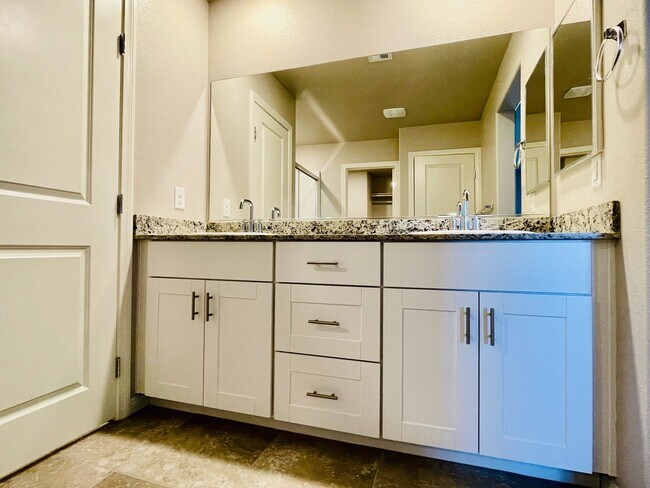 Building Photo - 4 Bd, 3 Bth, Newer Home, Granite Countertops and Entertainer’s Dream!