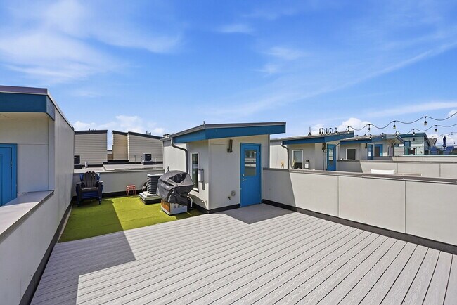 Building Photo - $3,540.95 with $300 off the first month's rent, 2 Beds - 4 Bath, Townhouse in Denver with Cozy Fi...
