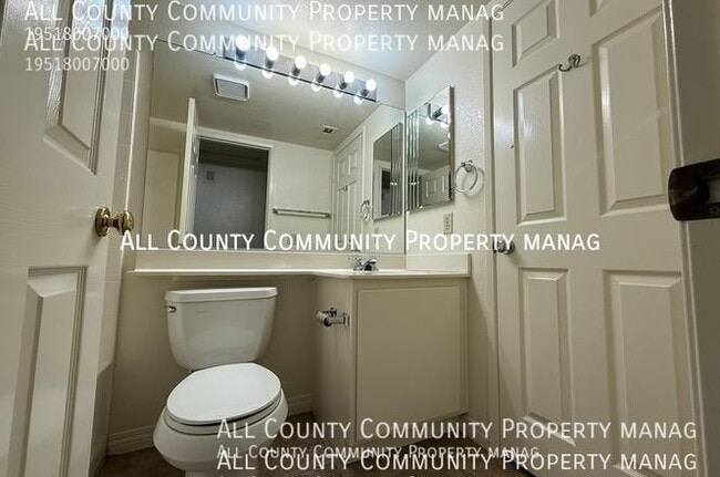 Building Photo - 2277 Oak Ave