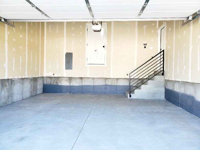 Building Photo - 809 380 E