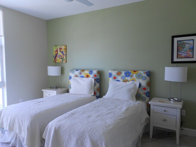 Building Photo - 700 E Boynton Beach Blvd