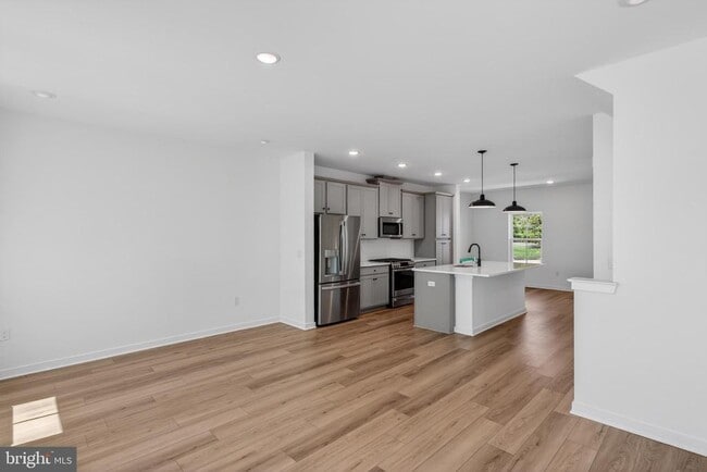 Building Photo - 73 Basswood St