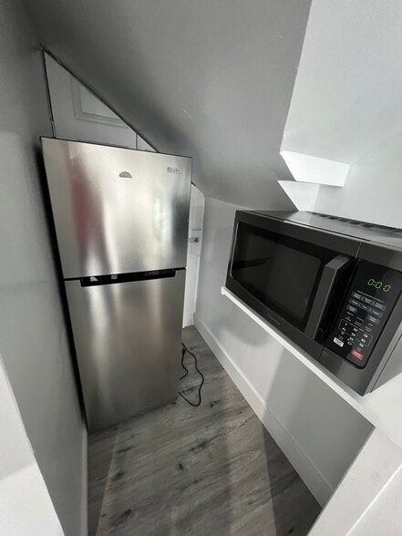 Building Photo - 1341 E 2nd St