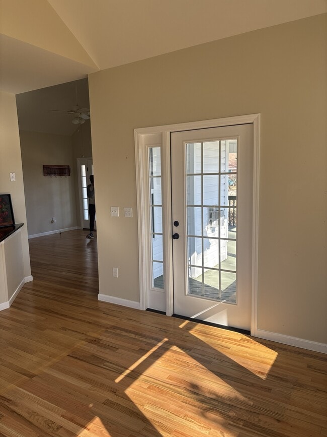 Building Photo - 477 Probart St