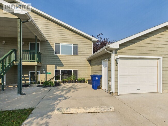 Building Photo - Renovated Condo - 3 Bedroom/2 Bath