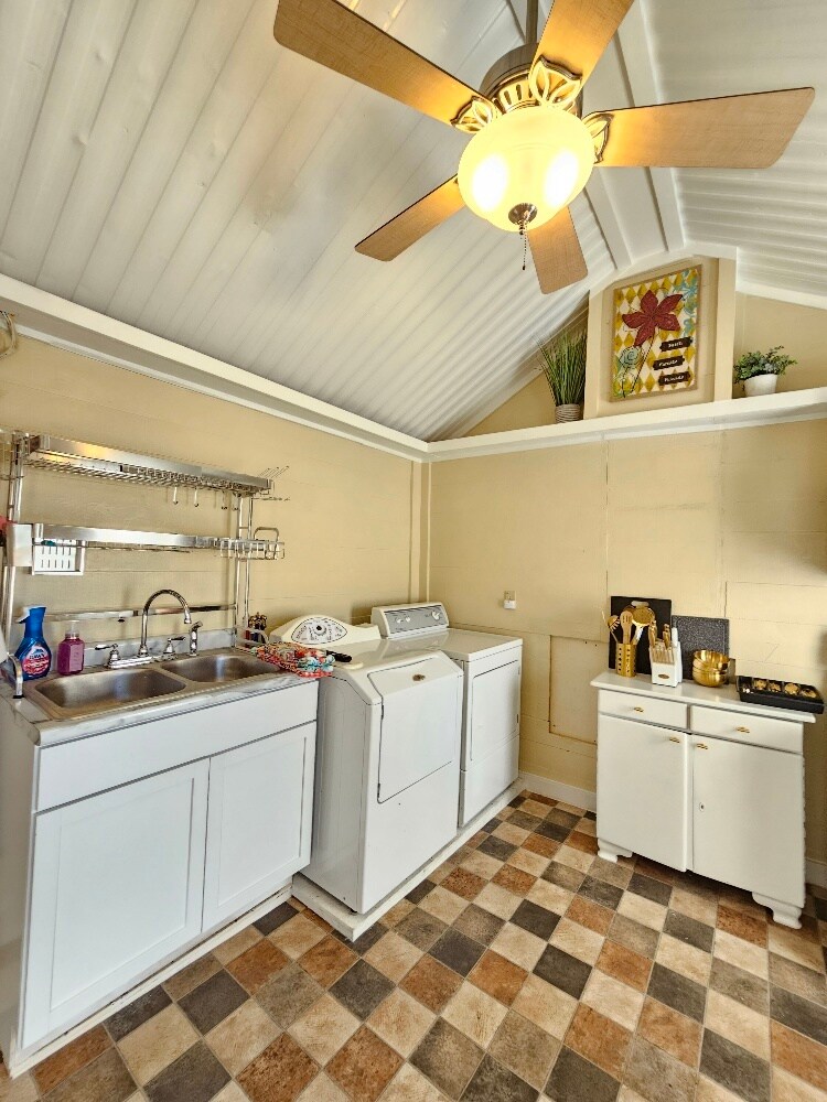 Building Photo - 301 Oakwood St