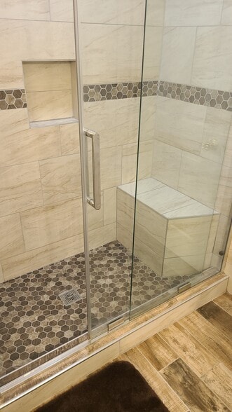 Master bath - 1526 Old Oak Ln