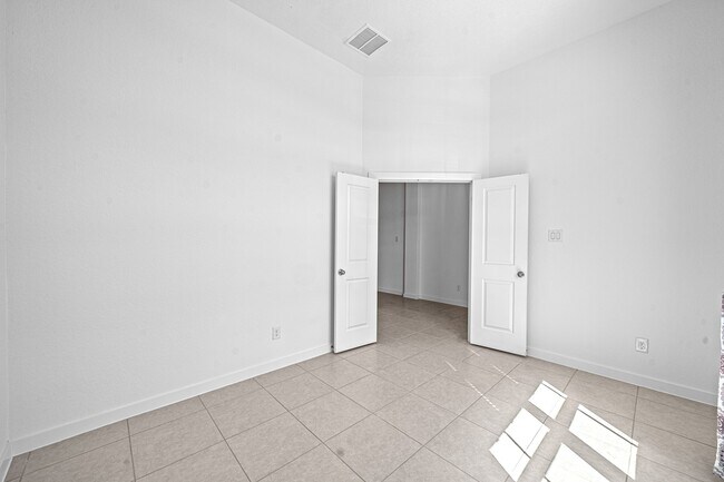 Building Photo - 2221 Forest Trace Ln