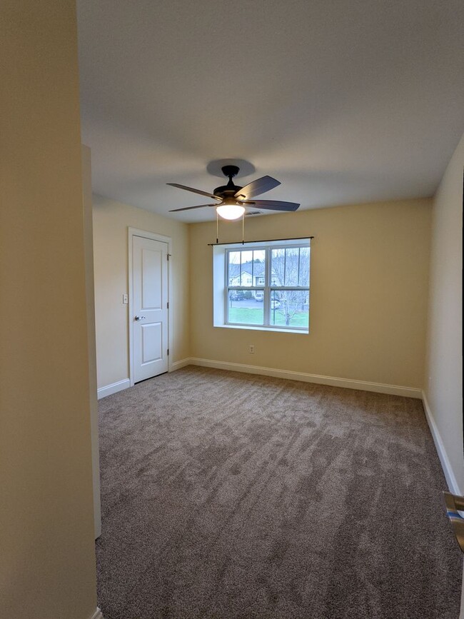 Building Photo - Spacious Condo off Hendersonville Rd