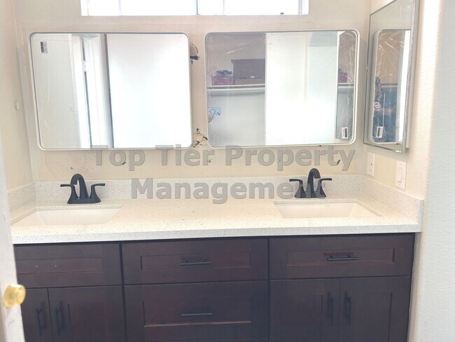 Building Photo - ***Beautiful 3 bed / 2.5 bath House in a N...