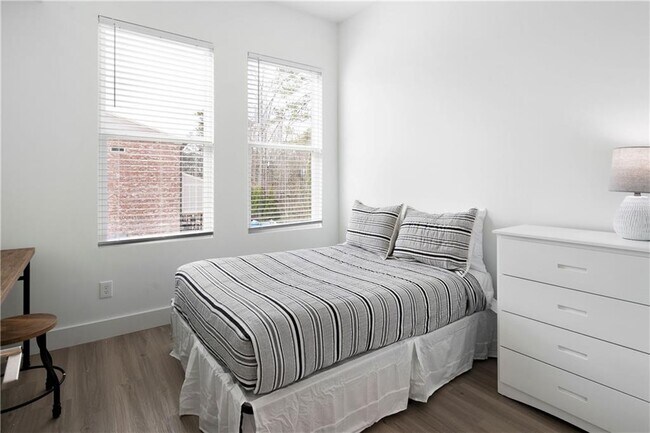 Building Photo - 9040 Main St