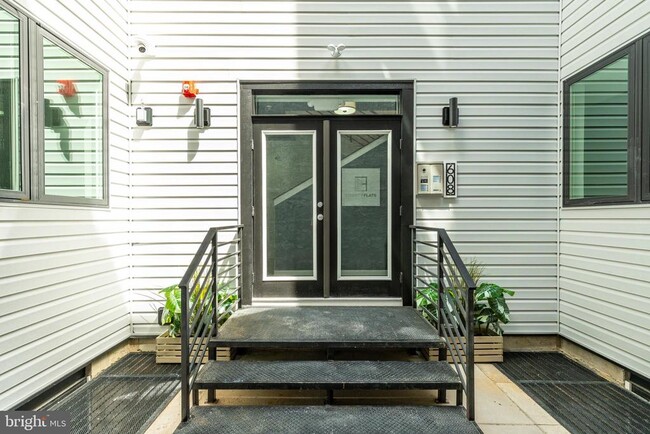 Building Photo - 608 S American St