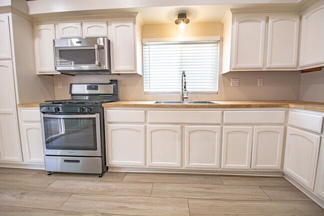 Building Photo - 8644 Frankfort St