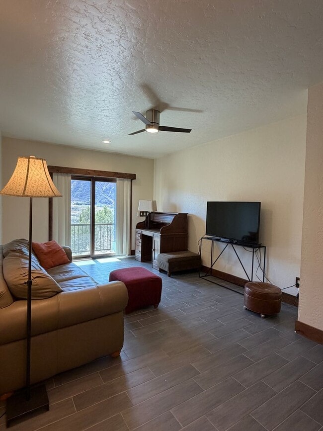 Building Photo - 1 Bedroom 1 Bath West Glenwood Apartment for Rent