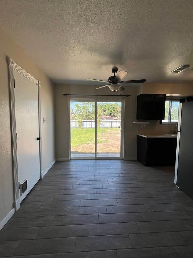 Building Photo - 2 Bed/1 Bath and much more! Move in Specials!
