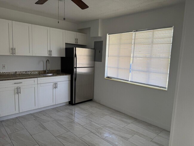 Building Photo - 1324 N 58th Ave