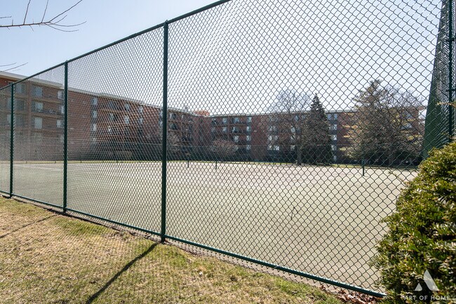 Building Photo - 18 E Old Willow Rd