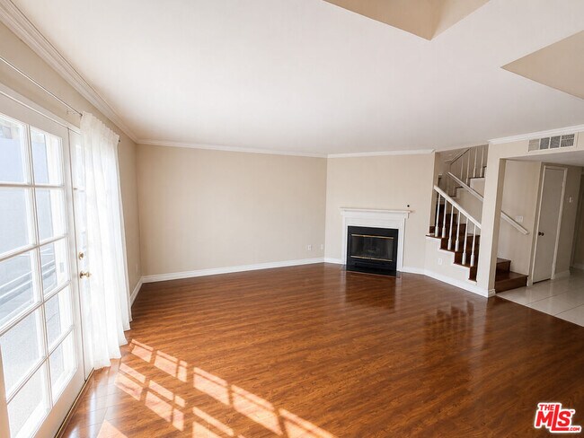 Building Photo - 8950 Serapis Ave