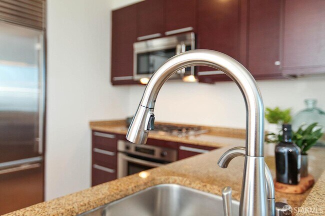 Building Photo - 425 1st St