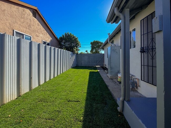 Building Photo - 502-504 E Hemlock- LT