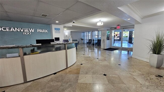 Building Photo - 800 Parkview Dr