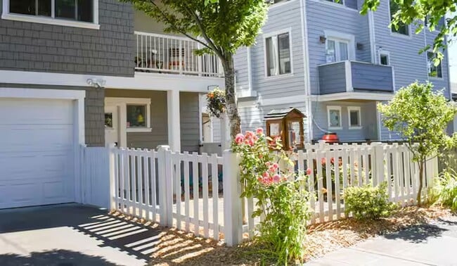 Building Photo - Stylish Craftsman townhouse Ballard!