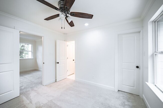 Building Photo - 10038 Westview Dr