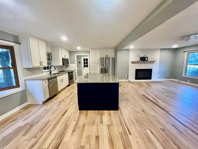 Building Photo - Welcome to this stunning 3-bedroom, 2.5-ba...
