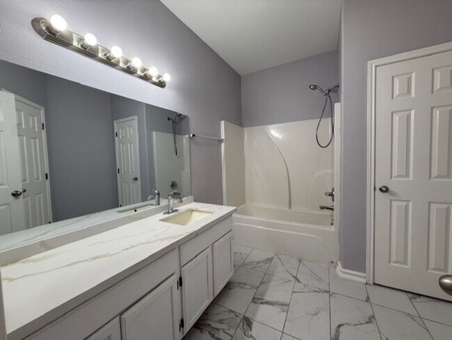 Building Photo - Las Ventanas off Highway 359!