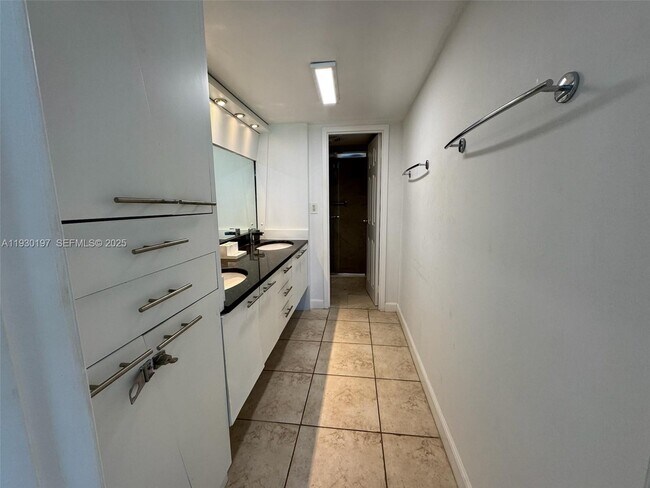 Building Photo - 100 Bayview Dr