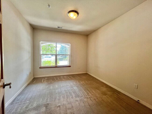 Building Photo - 5220 Boardwalk Dr