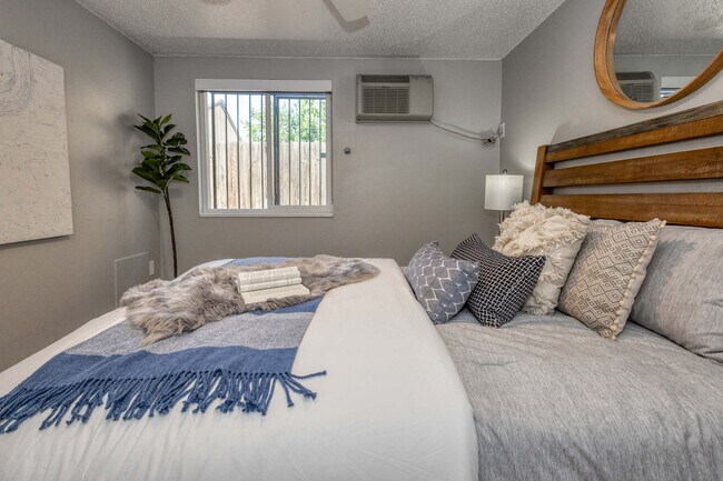 Interior Photo - 1341 Cook