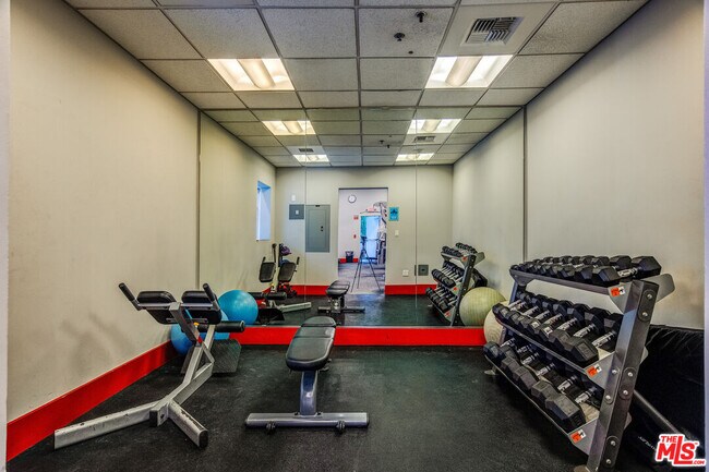 Building Photo - 645 W 9th St