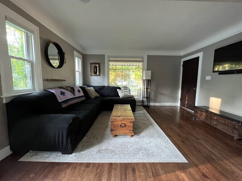 living room - 1334 Northway St