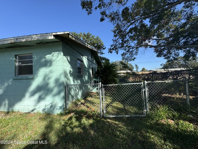 Building Photo - 1057 S Deleon Ave