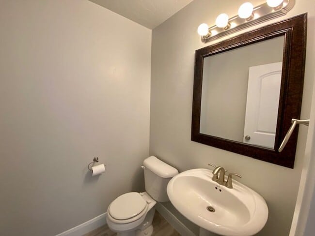Building Photo - SPACIOUS TOWNHOME FOR RENT!