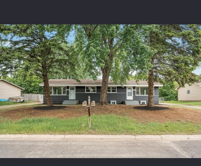 Primary Photo - 825 Elm Creek Cir