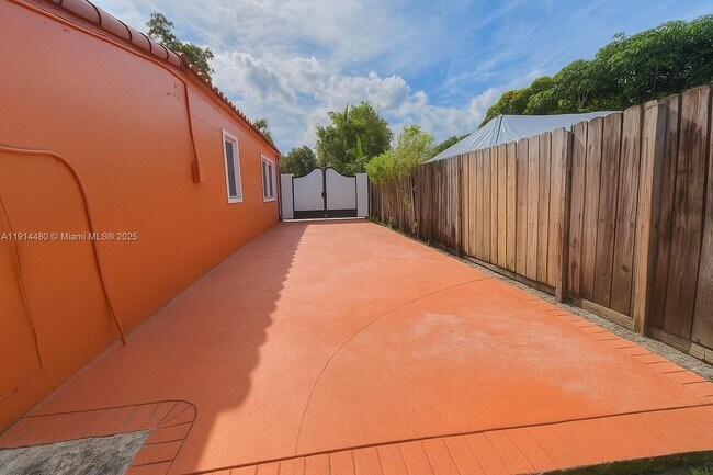 Building Photo - 413 Swan Ave