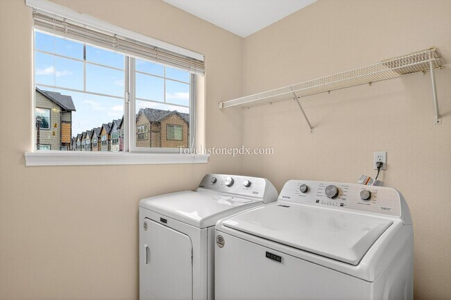 Building Photo - Freshly Updated 3BR Home in Beaverton