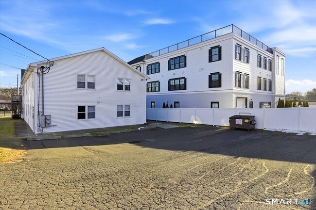 Building Photo - 194 Cherry St