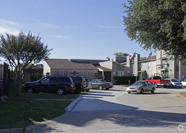 Primary Photo - Bristol Court Apartments