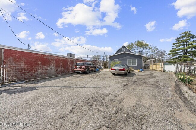 Building Photo - 816 King Georges Rd