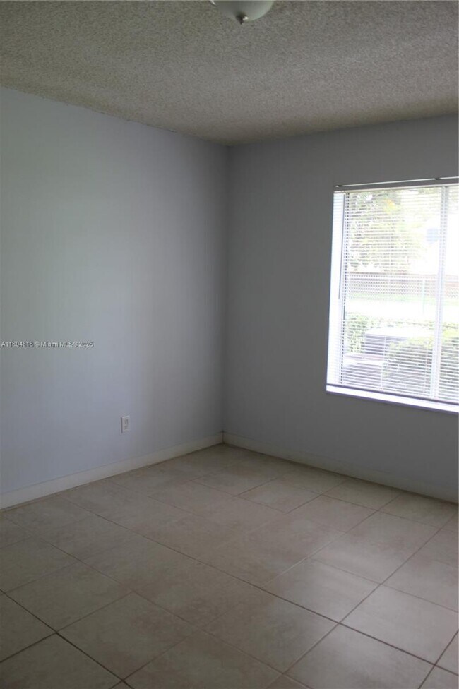 Building Photo - 10420 SW 158th Ct