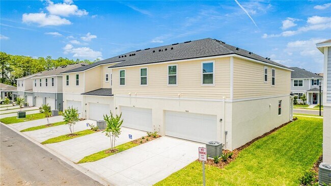 Building Photo - 9836 Walkway Dr