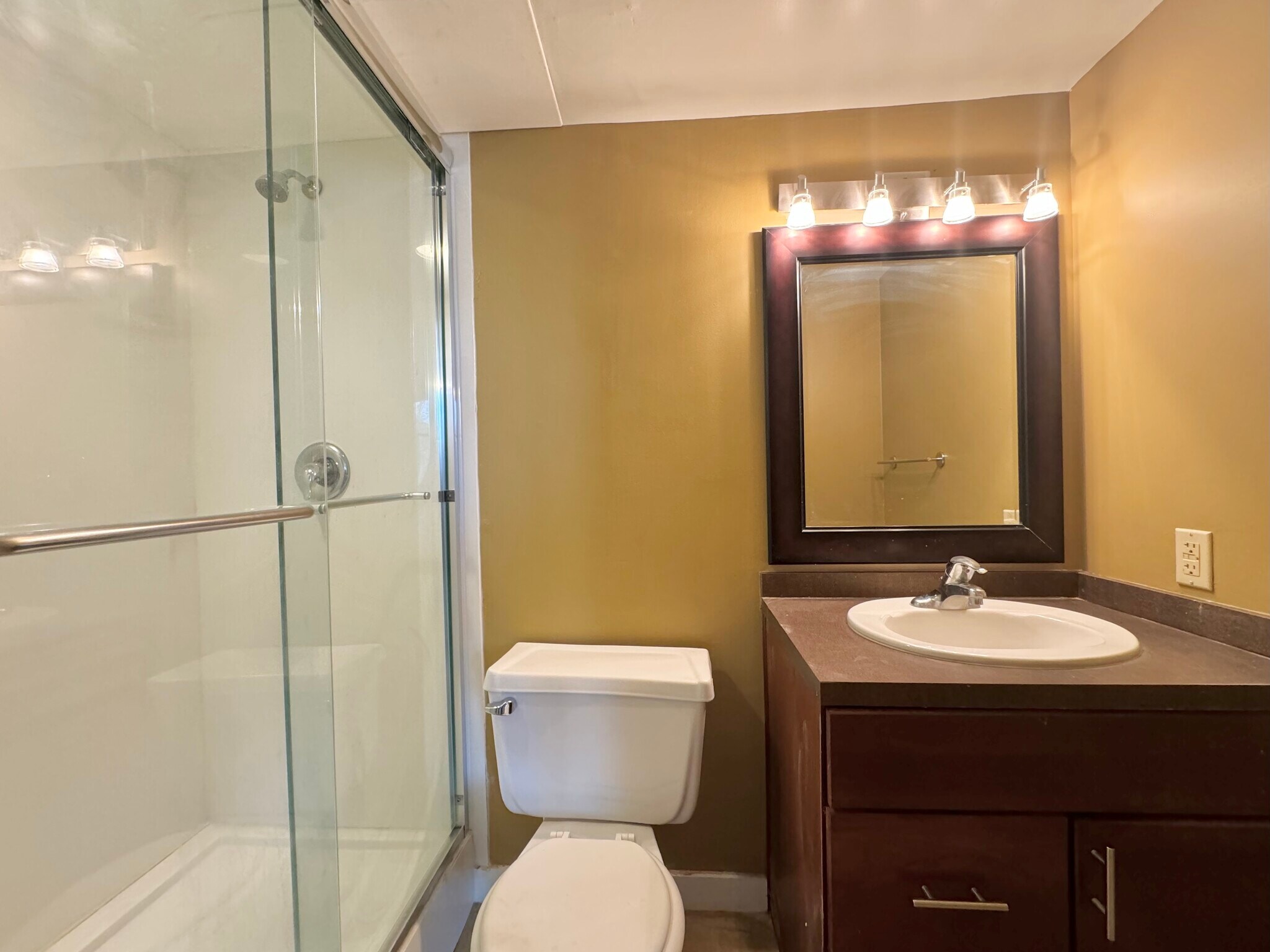 Building Photo - 600 E 8th St