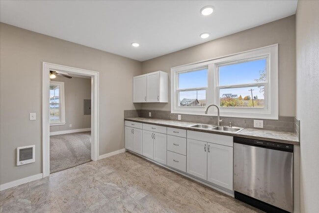 Building Photo - Charming Farmhouse in Fairfield