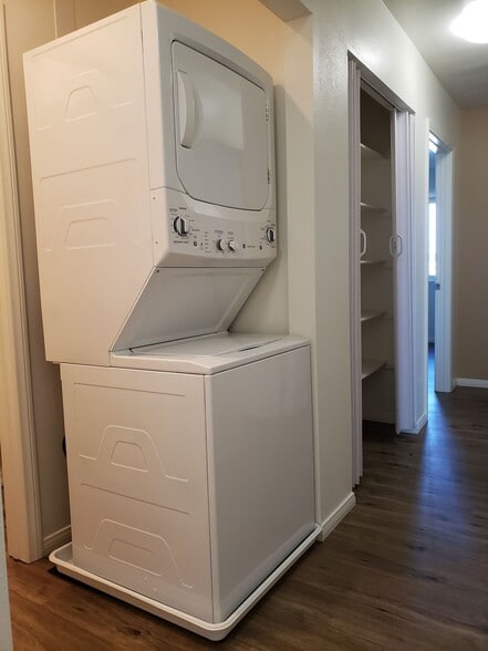 Building Photo - 1261 Victor St